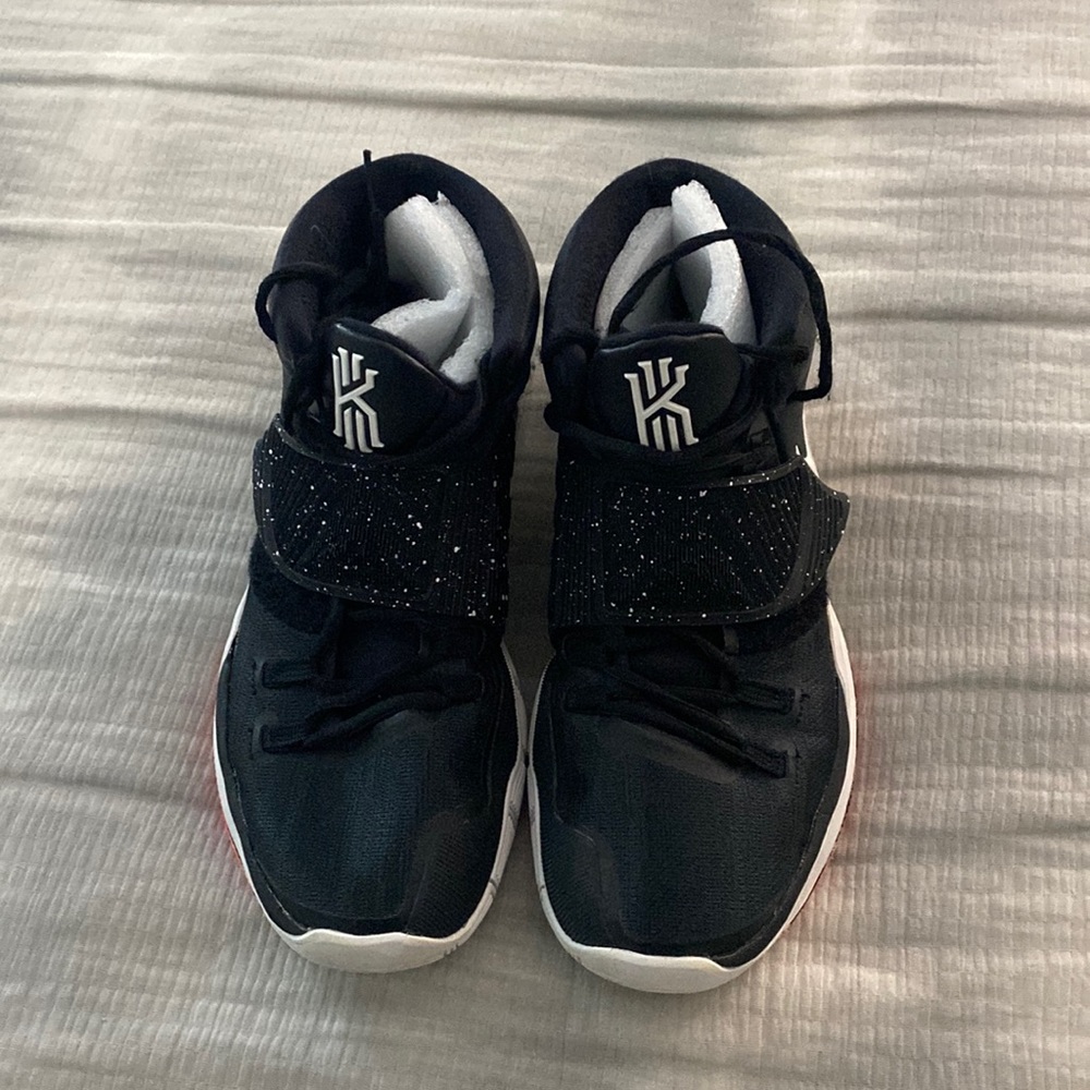 NIKE KYRIE 6 JET BLACK WHITE SIZE 9 in men's 7.5 in women's